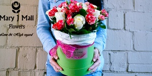 Розы и другие цветы в дизайнерской крафт-бумаге и шляпных коробках